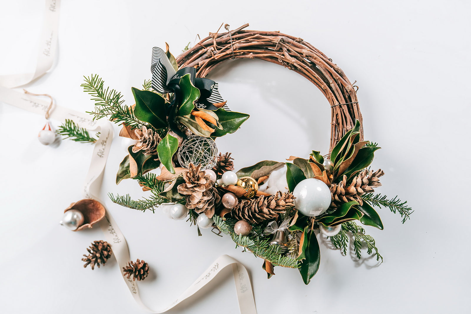 Traditional Christmas Wreath 传统圣诞装饰环